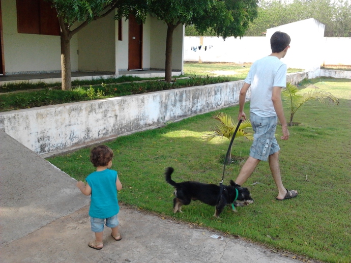Tommy com Vini e o pai passeando no gramado do Brisa da Serra