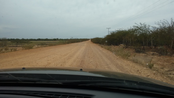 Estrada de piçarra entre Dirceu Arcoverde (PI) e Remanso (BA): alguns trechos são lisos, sem sem buracos.