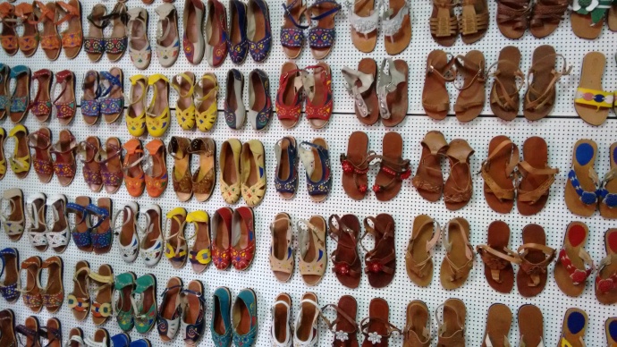 Estas lindas sandálias saem bem mais em conta no Centro de Juazeiro. Em aeroporto e shoppings elas chegam a custar 100% a mais.