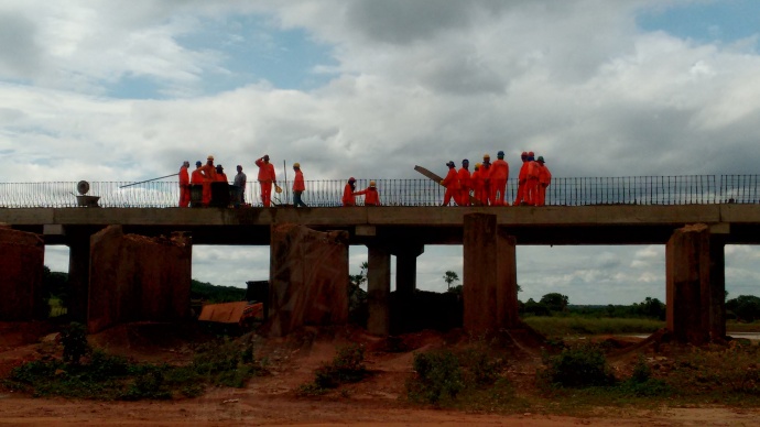Obra na ponte sobre o rio Canindé em Isaías Coelho (PI)